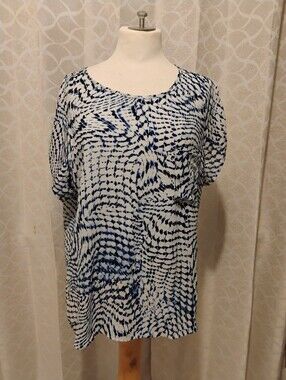 XL Violet & Claire White Short Sleeve Top with Blue Abstract Print
